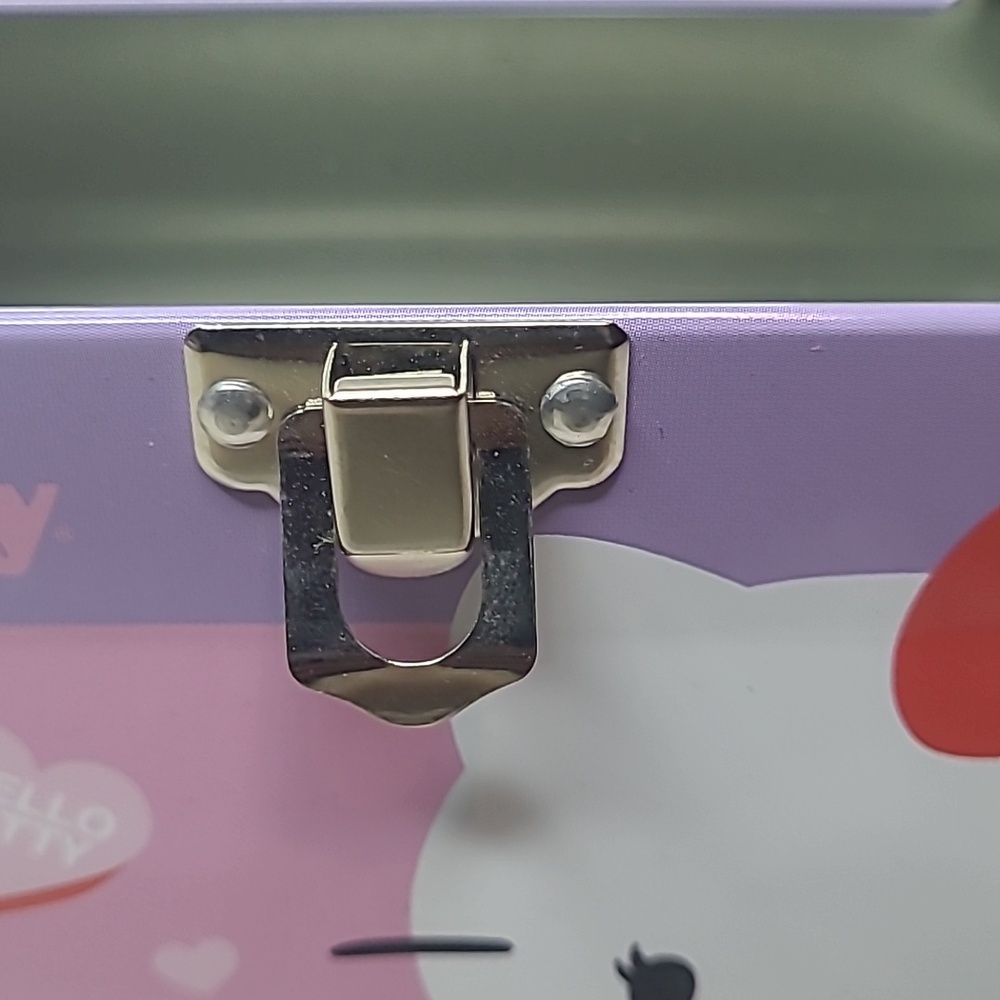 Hello Kitty Pink and Purple Heart Tin Purse (2011) - Picture 7 of 11